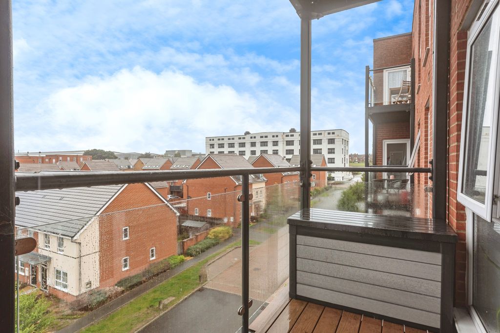 Additional image 14 of 2 bed flat for sale1 Strong Drive, Basingstoke RG21