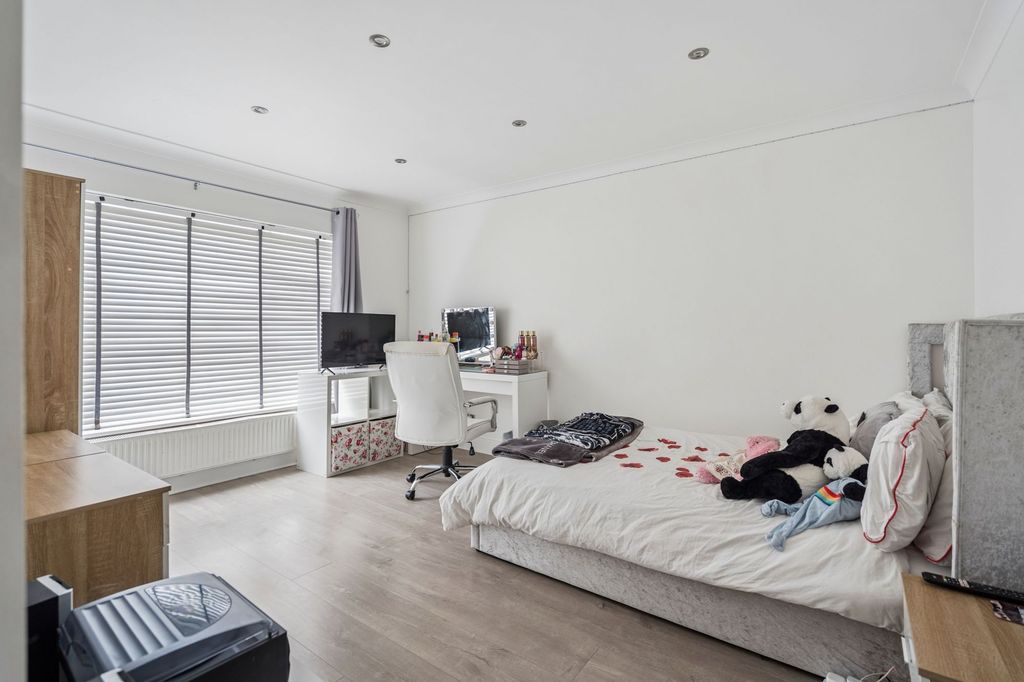 Additional image 8 of 4 bed terraced house for saleOn The Hill, Carpenders Park, Watford WD19