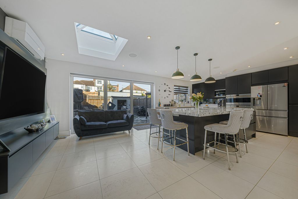 Additional image 21 of 4 bed semi-detached house for saleEdwin Close, Bexleyheath DA7