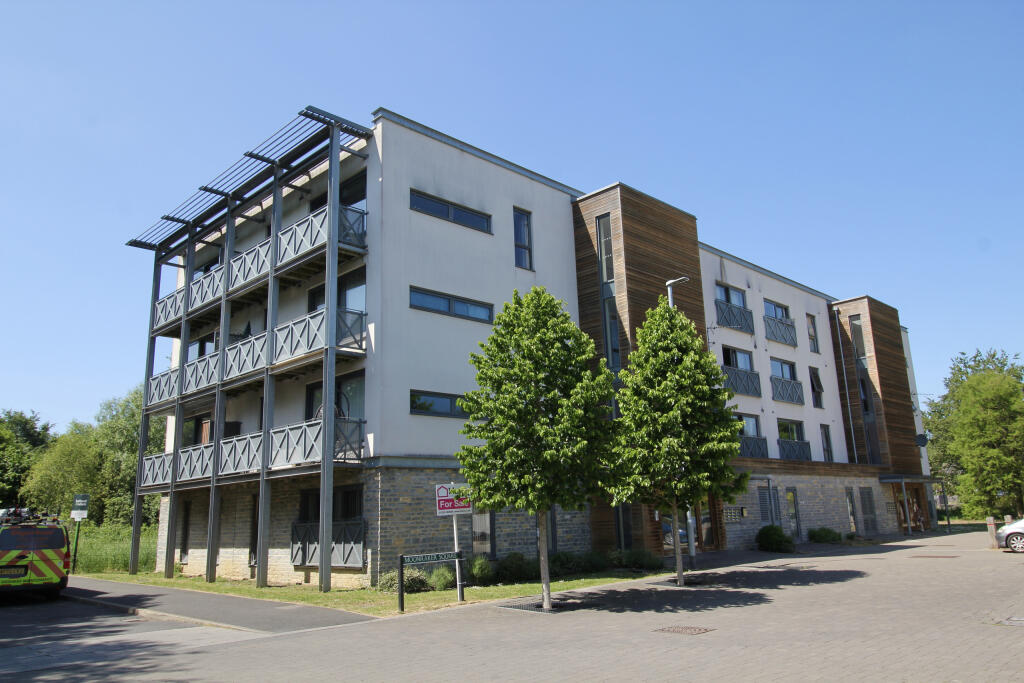 Moonraker Square, Street