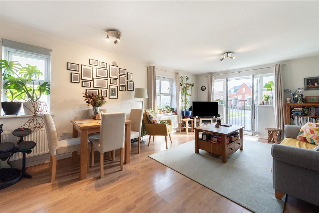 2 bed flat for saleRoving Close, Andover SP11 photo 4