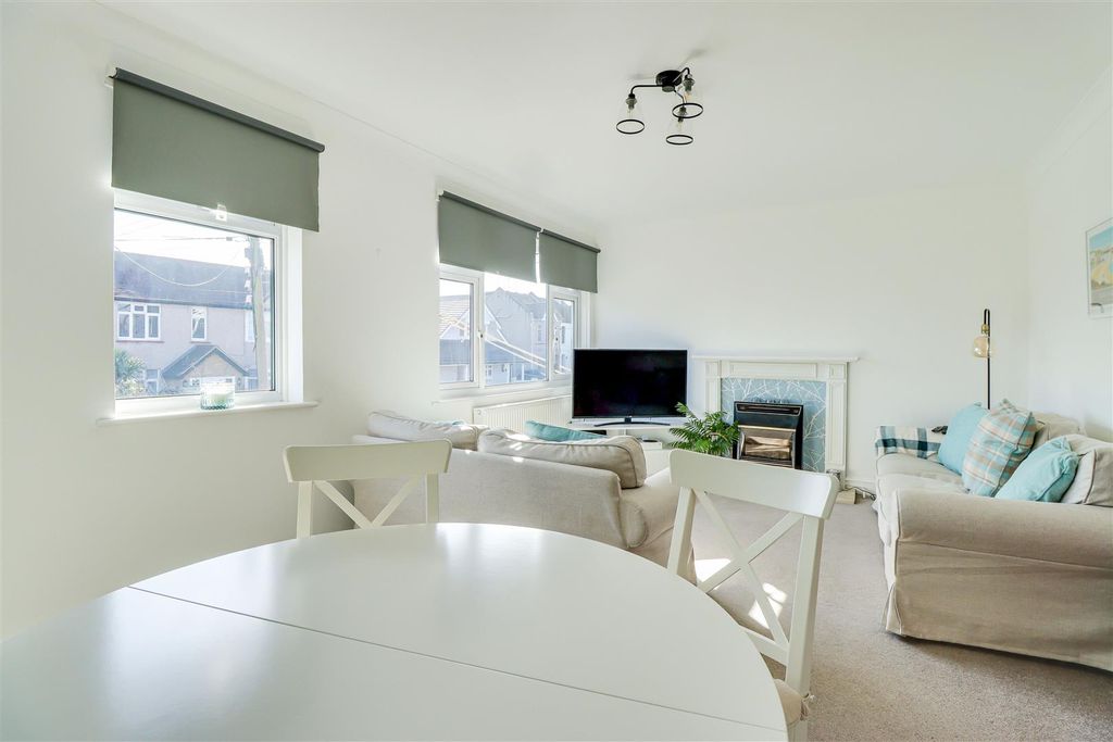 Additional image 2 of 2 bed flat for saleWoodfield Road, Hadleigh SS7