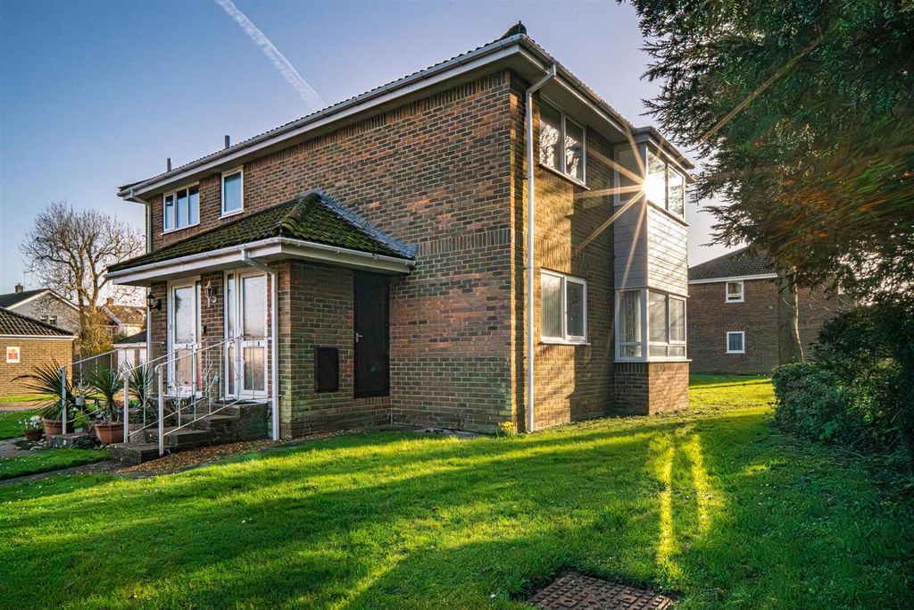 2 bed flat for saleGrange Gardens, Bembridge PO35