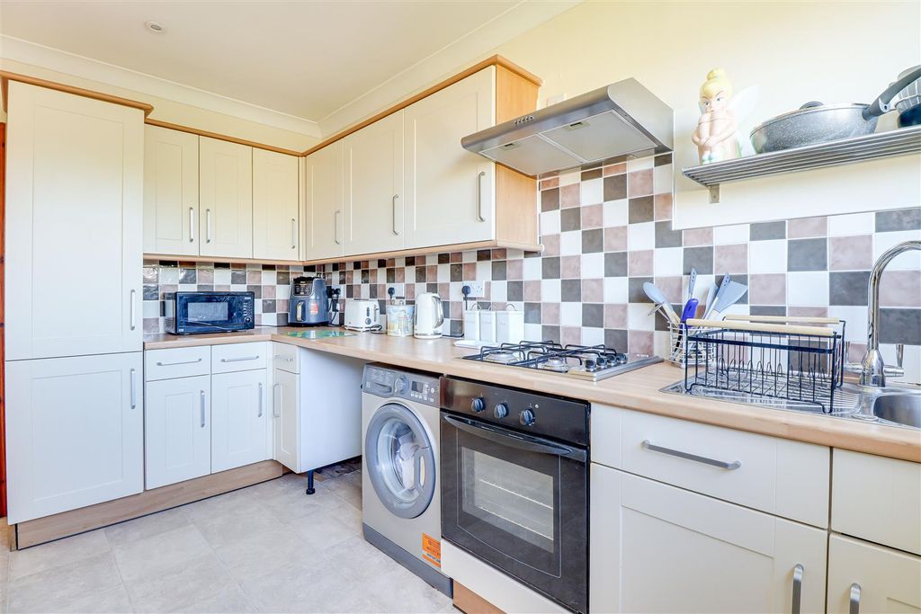 Additional image 5 of 2 bed flat for saleWoodfield Road, Hadleigh SS7