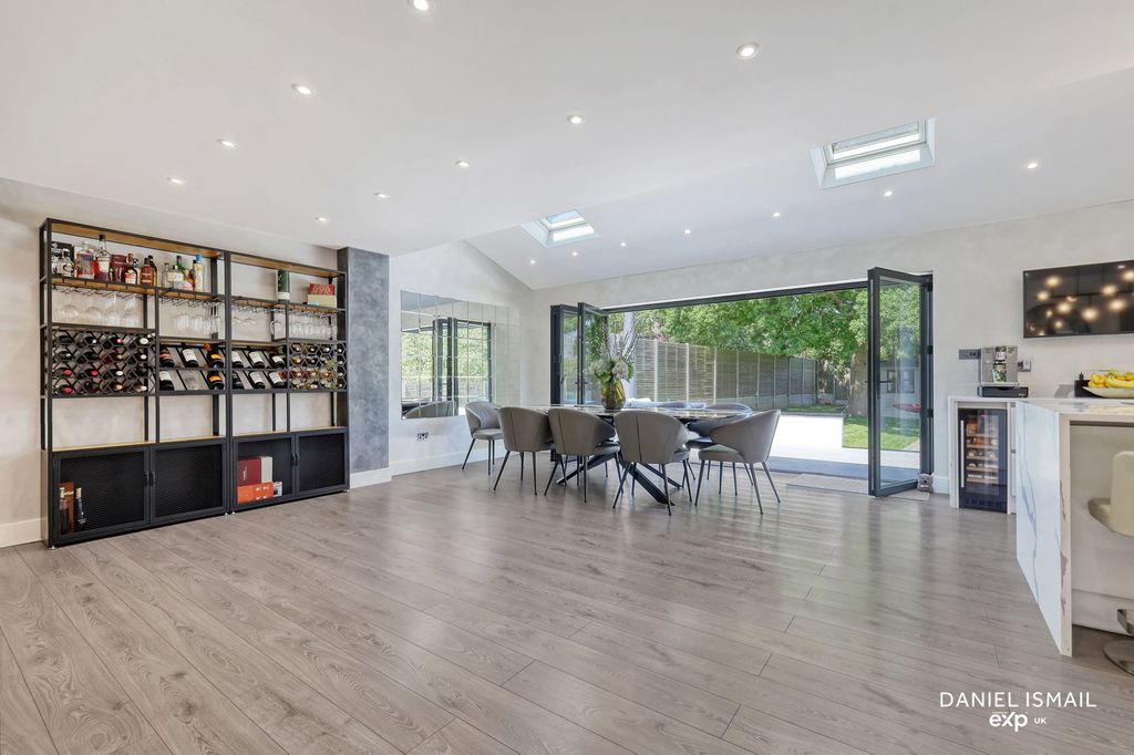 Additional image 13 of 5 bed detached house for saleGreat Berry Lane, Langdon Hills, Basildon SS16