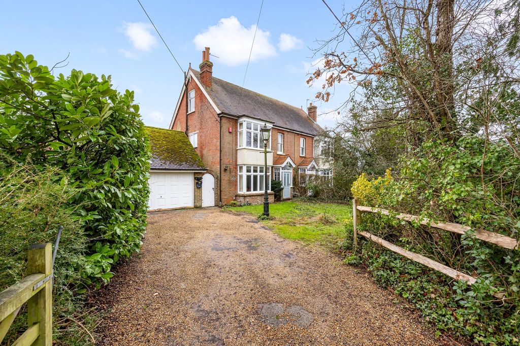 4 bed semi-detached house for saleNewbridge Road West, Billingshurst RH14