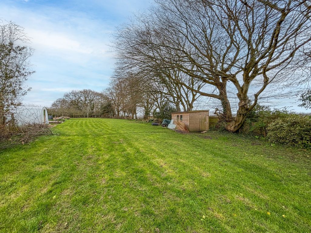 4 bed semi-detached house for saleNetherfield Hill, Battle TN33 photo 4