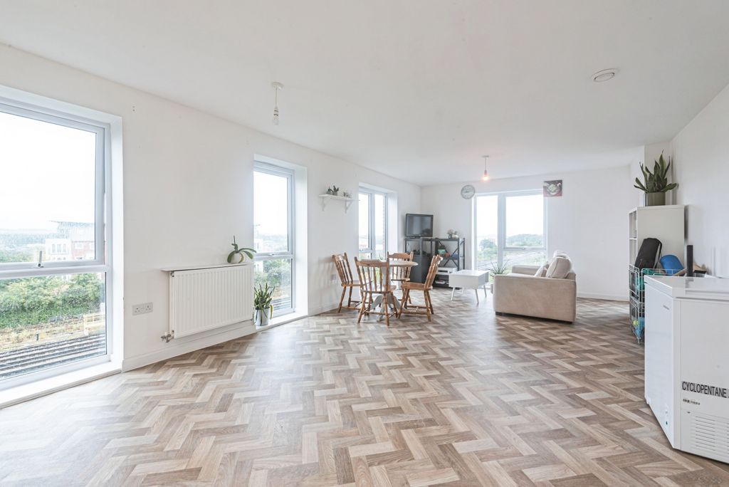 2 bed flat for sale1 Strong Drive, Basingstoke RG21
