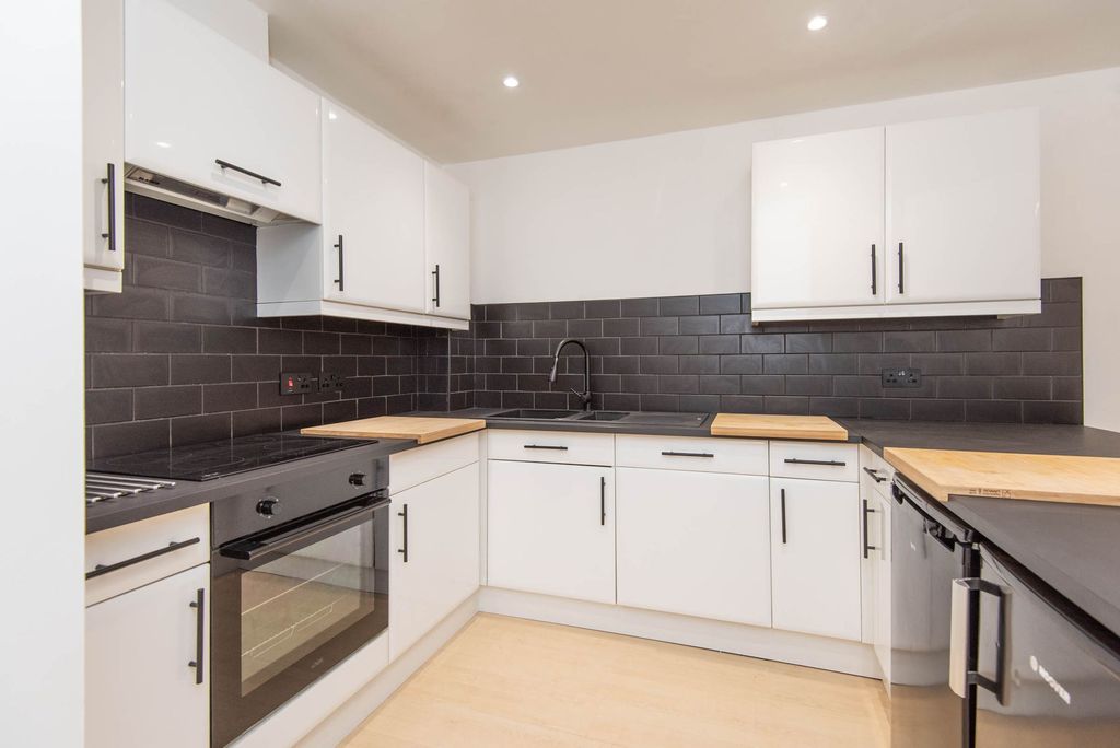 Additional image 8 of 2 bed flat for saleCamlough Walk, Chesterfield S41
