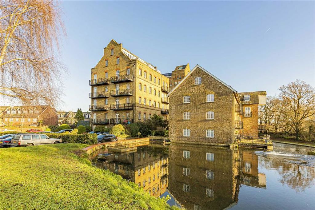 2 bed flat for saleBourneside Road, Addlestone KT15