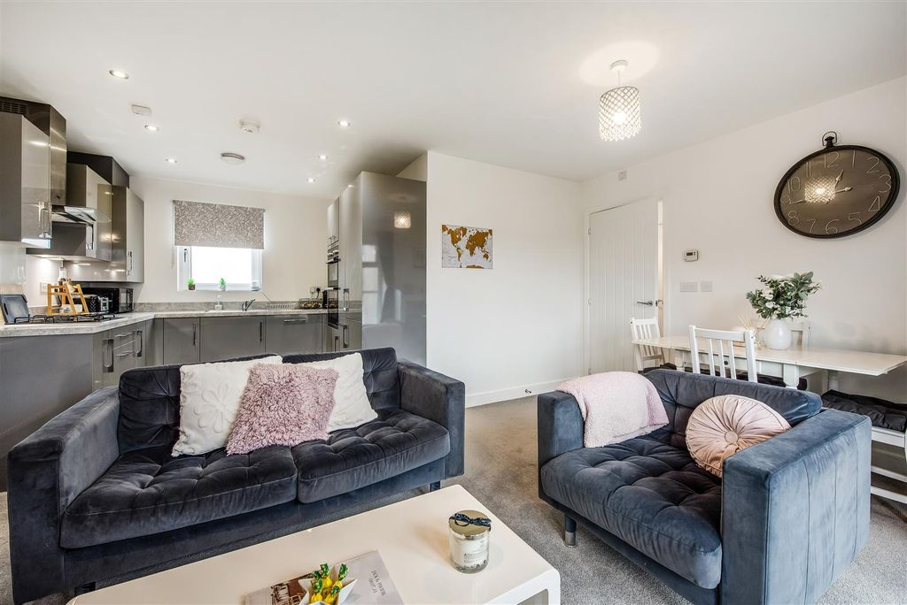 2 bed flat for saleCashmere Drive, Andover SP11 photo 3
