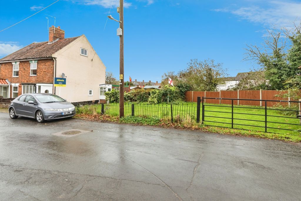 3 bed semi-detached house for saleFredericks Road, Beccles, Suffolk NR34