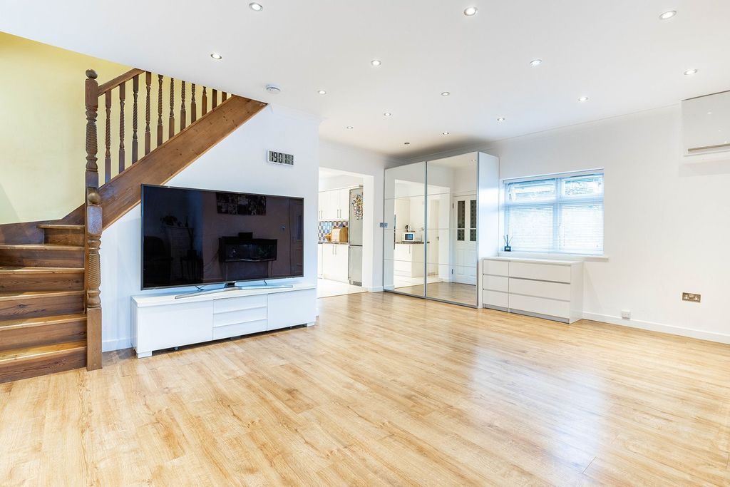 Additional image 5 of 4 bed bungalow for saleManor Road, Dagenham RM10