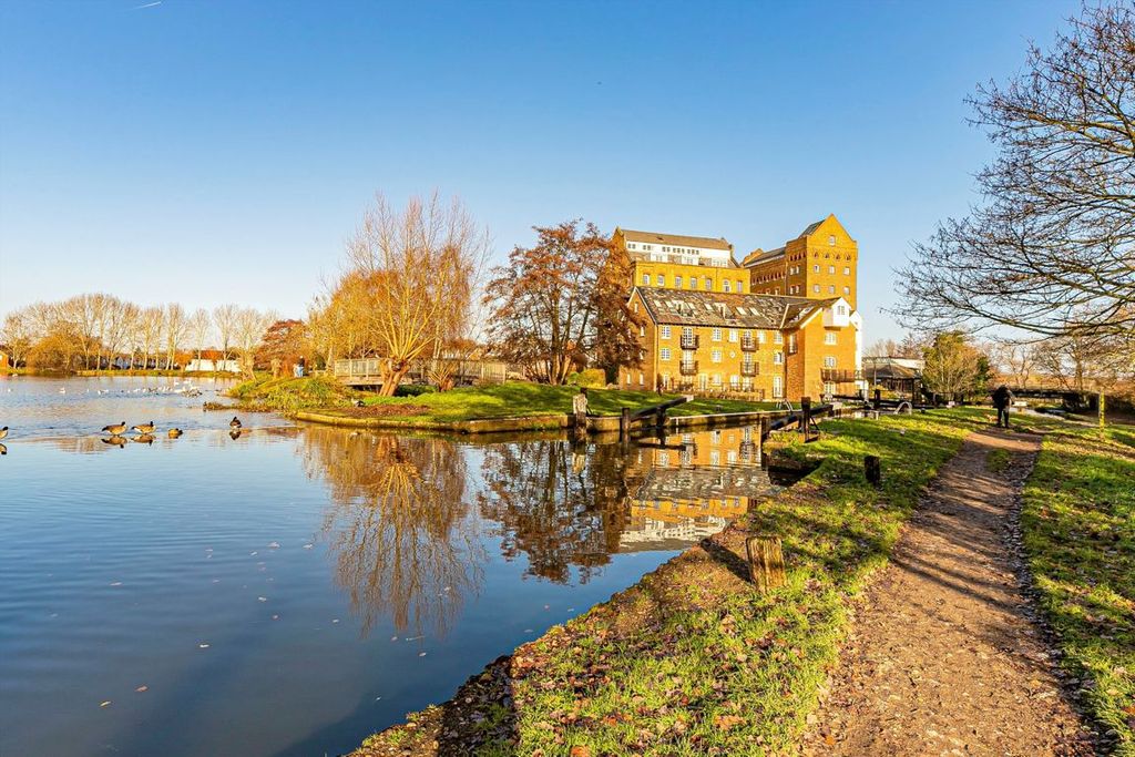 2 bed flat for saleBourneside Road, Addlestone KT15