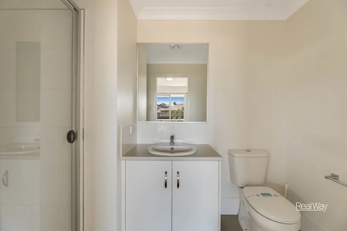 4 Lynda Lane, Glenvale QLD 4350 photo 4