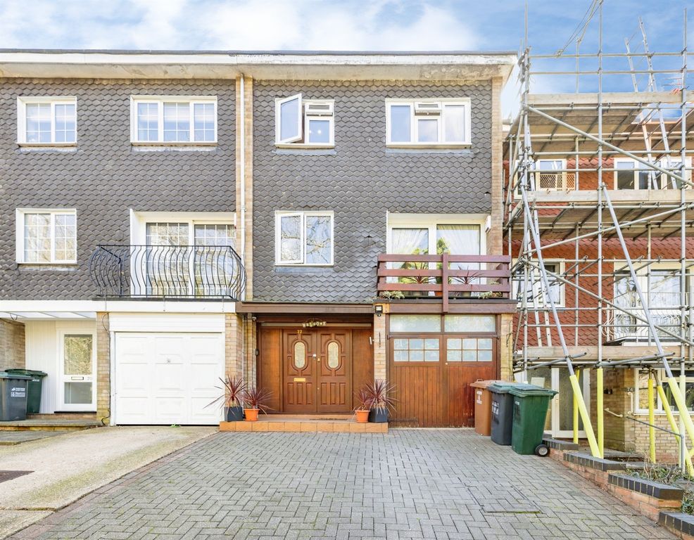 3 bed terraced house for saleMargeholes, Watford WD19