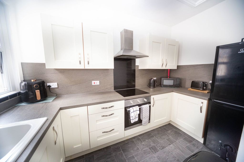 2 bed flat for saleConnaught Road, Roath, Cardiff CF24 photo 2