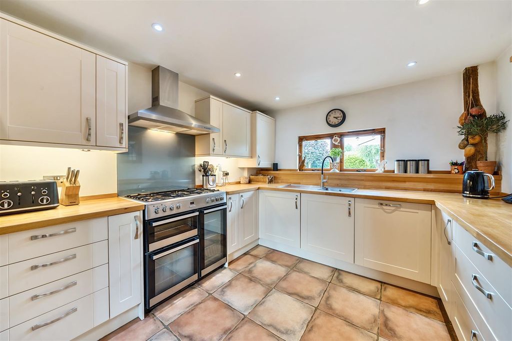 3 bed barn conversion for saleThe Potato Barn, Raans Road, Amersham HP6 photo 2