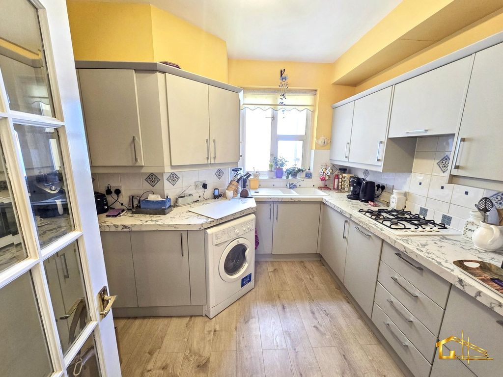 Additional image 3 of 2 bed flat for saleMotcombe Court, Bedford Avenue, Bexhill-On-Sea TN40