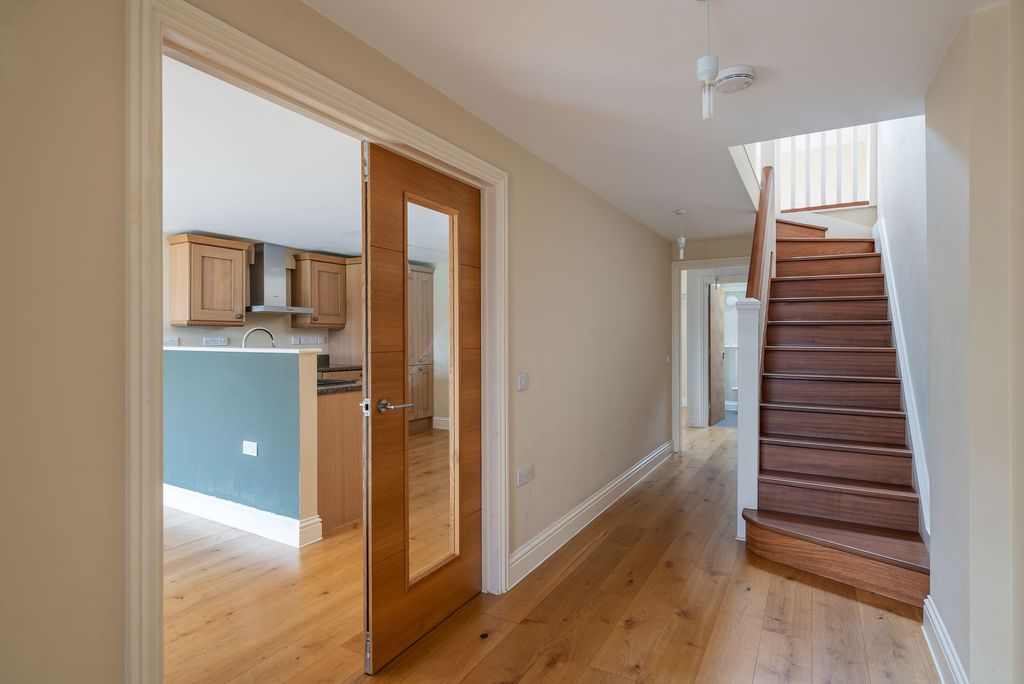 3 bed terraced house for saleWonham Lane, Betchworth RH3 photo 4