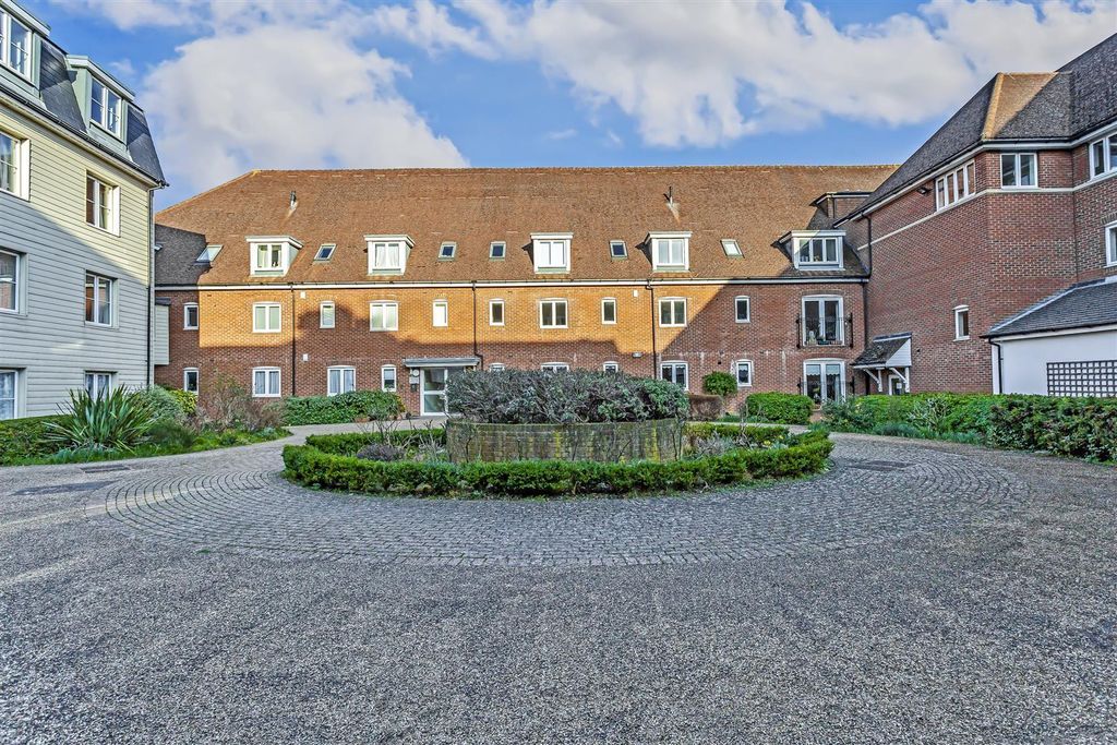 2 bed flat for saleWingfield Court, Banstead SM7