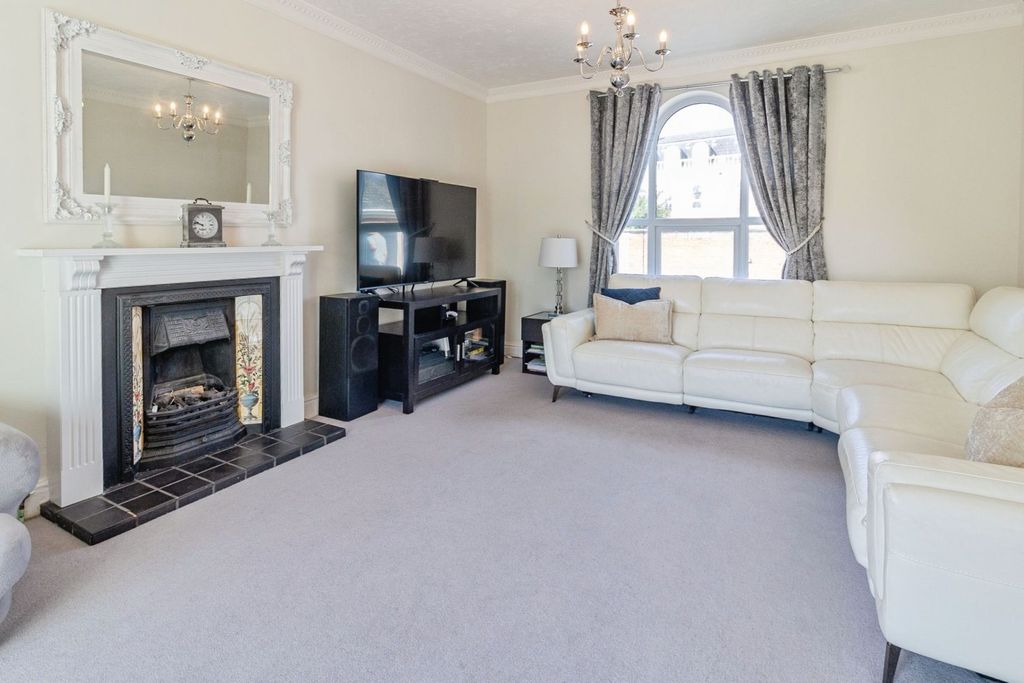 Additional image 11 of 5 bed detached house for saleGoldcrest, Aylesbury HP19