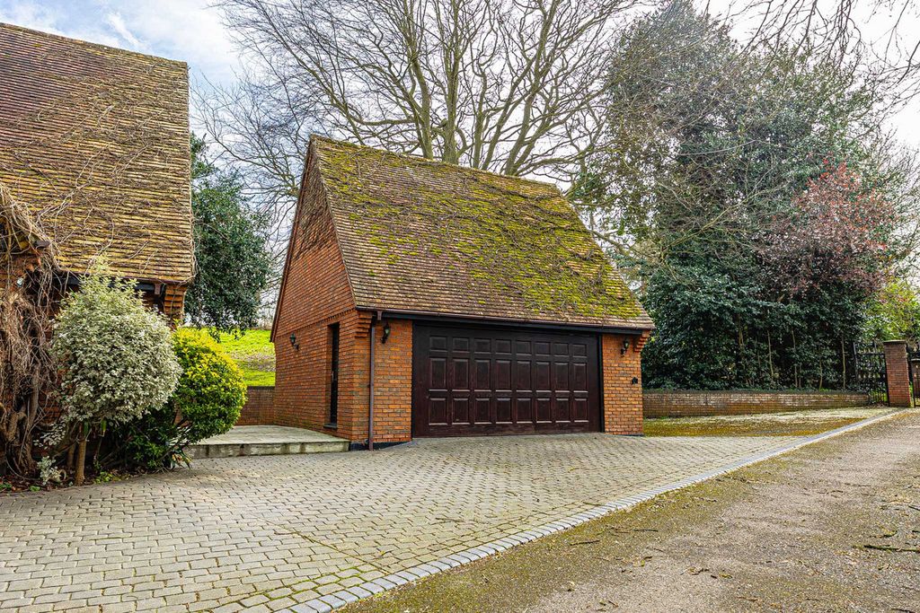 Additional image 5 of 4 bed detached house for saleVicarage Hill, Benfleet SS7