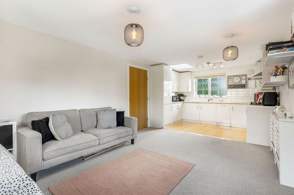 Additional image 3 of 2 bed maisonette for saleBroomfield Rise, Abbots Langley WD5