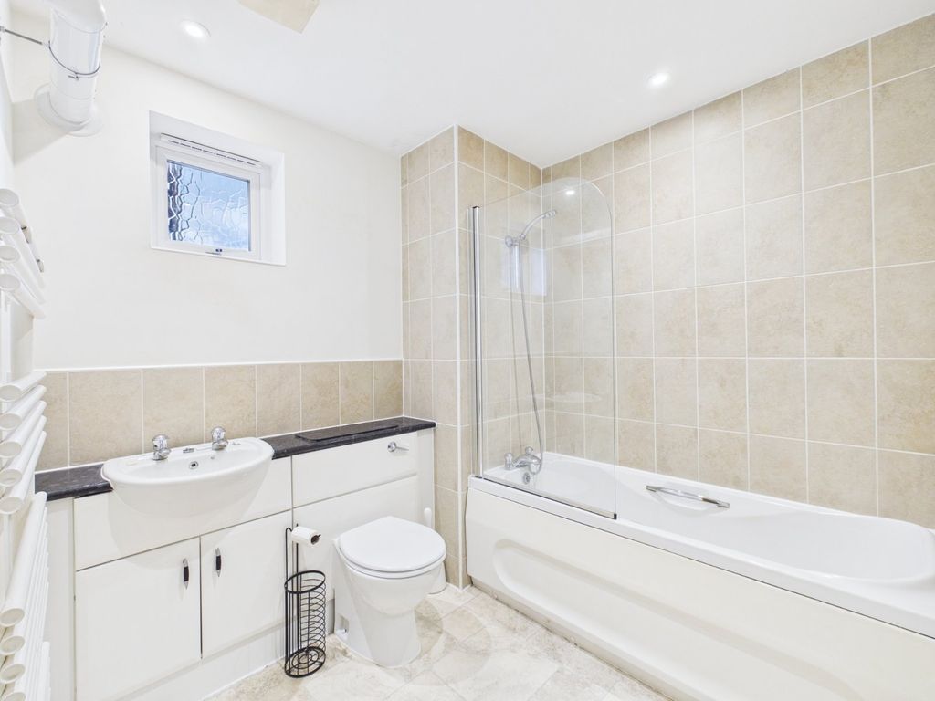 Additional image 8 of 2 bed flat for saleWhielden Street, Amersham, Buckinghamshire HP7