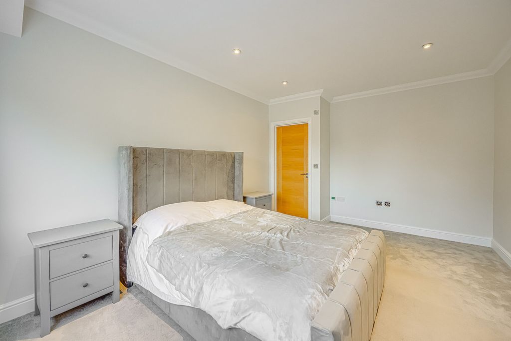 Additional image 27 of 5 bed detached house for saleSwale Road, Benfleet SS7