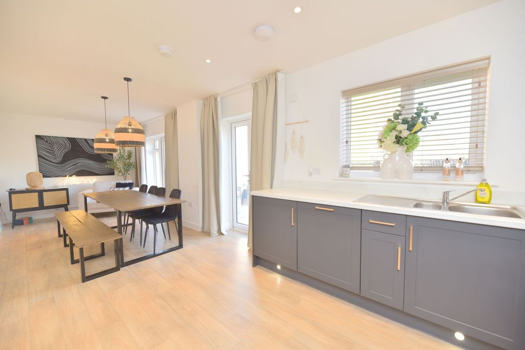 Additional image 5 of 5 bed detached house for saleBellflower Gardens, Biggleswade SG18