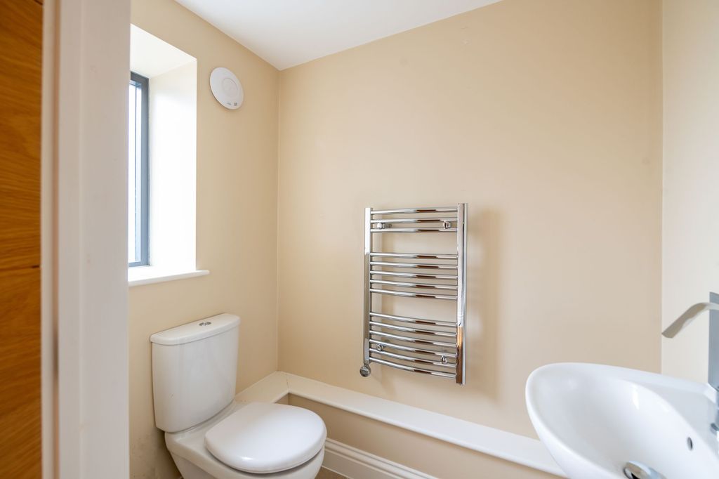 3 bed terraced house for saleWonham Lane, Betchworth RH3 photo 3
