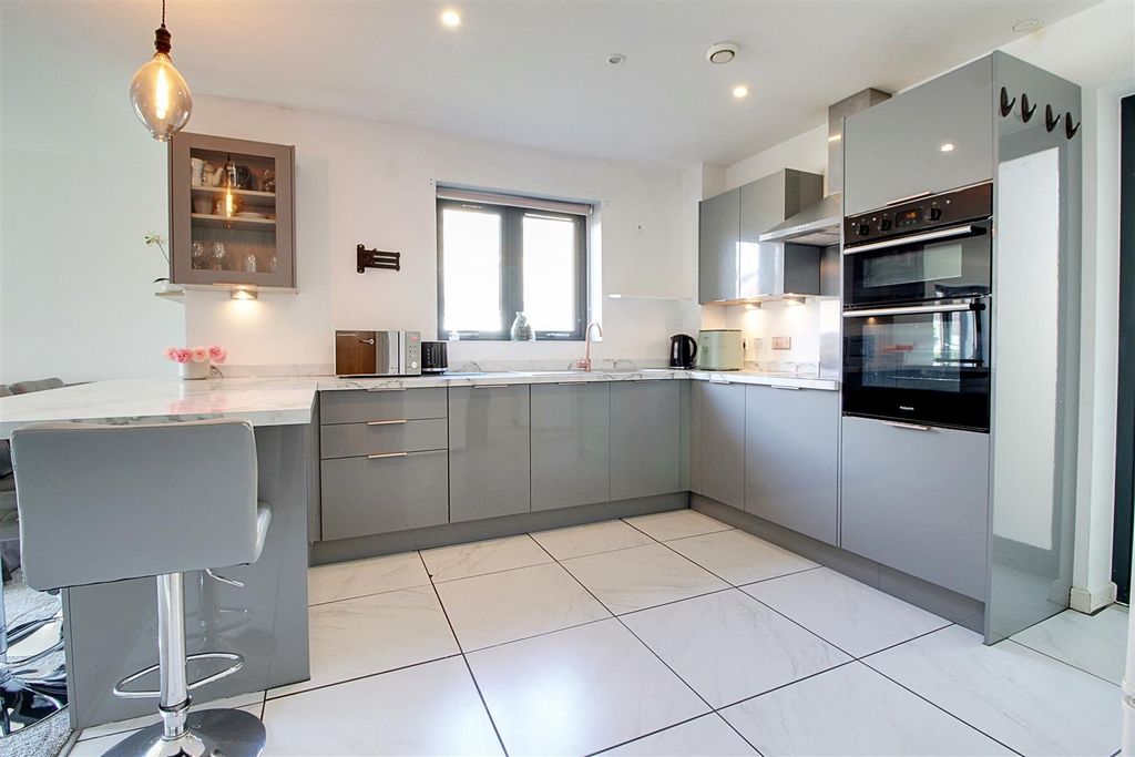 Additional image 3 of 2 bed flat for saleBirtchnell Close, Berkhamsted HP4