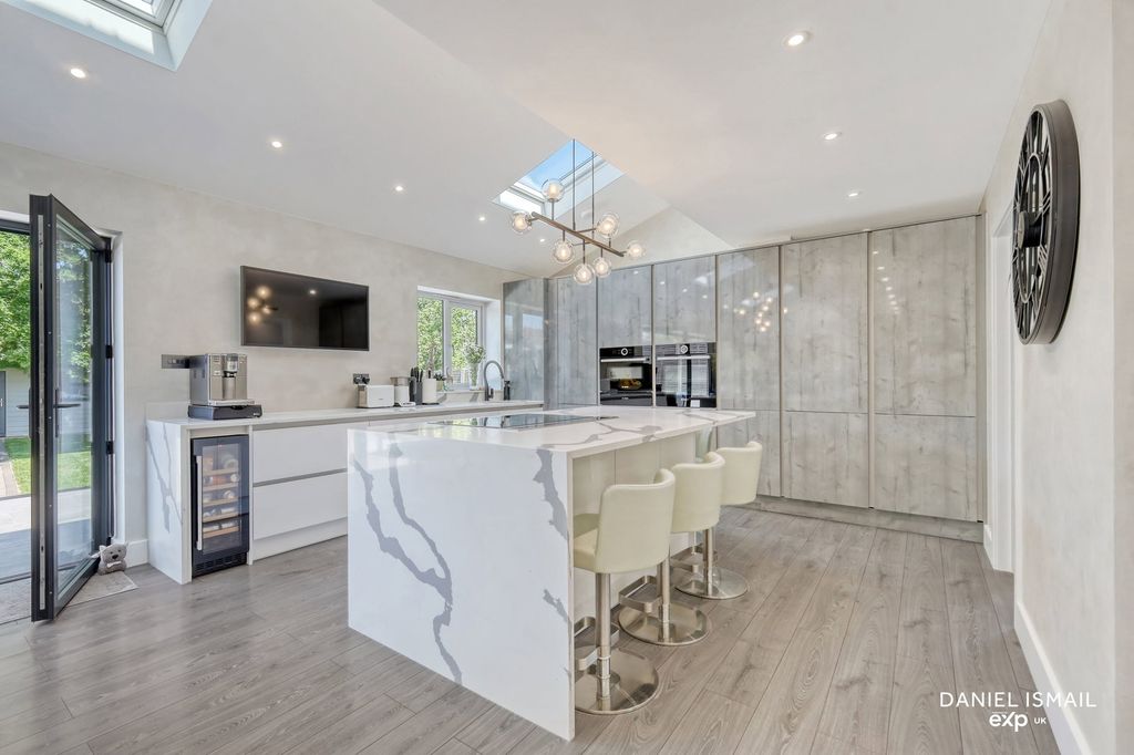 Additional image 15 of 5 bed detached house for saleGreat Berry Lane, Langdon Hills, Basildon SS16