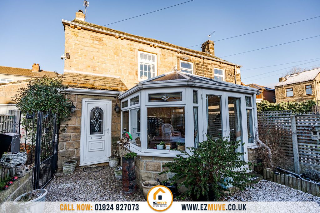 3 bed semi-detached house for saleThorncliffe Road, Batley WF17