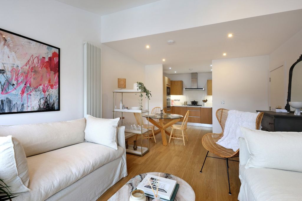 Additional image 5 of 2 bed flat for saleStation Road, Beaconsfield, Buckinghamshire HP9