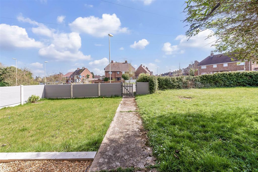 2 bed flat for saleThe Drove, Andover SP10 photo 2