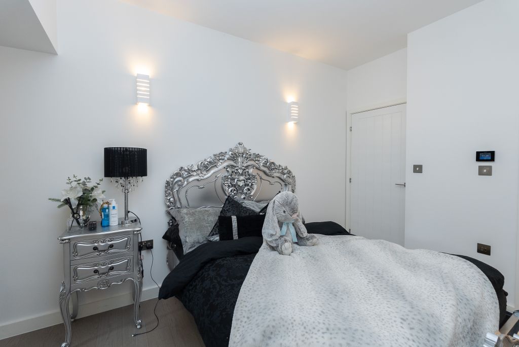 Additional image 8 of 1 bed flat for saleLincoln Road, Dorking RH4