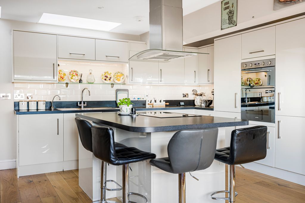 5 bed detached house for saleNew Brookend, Berkeley GL13 photo 3