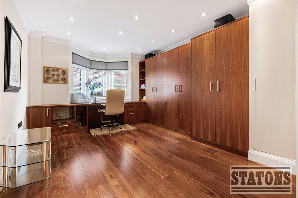 Additional image 20 of 3 bed flat for saleCockfosters Road, Barnet EN4