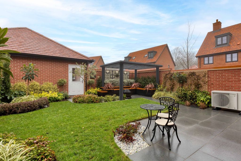 4 bed detached house for saleOff Graves Paddock, Bates Ave SG15 photo 4
