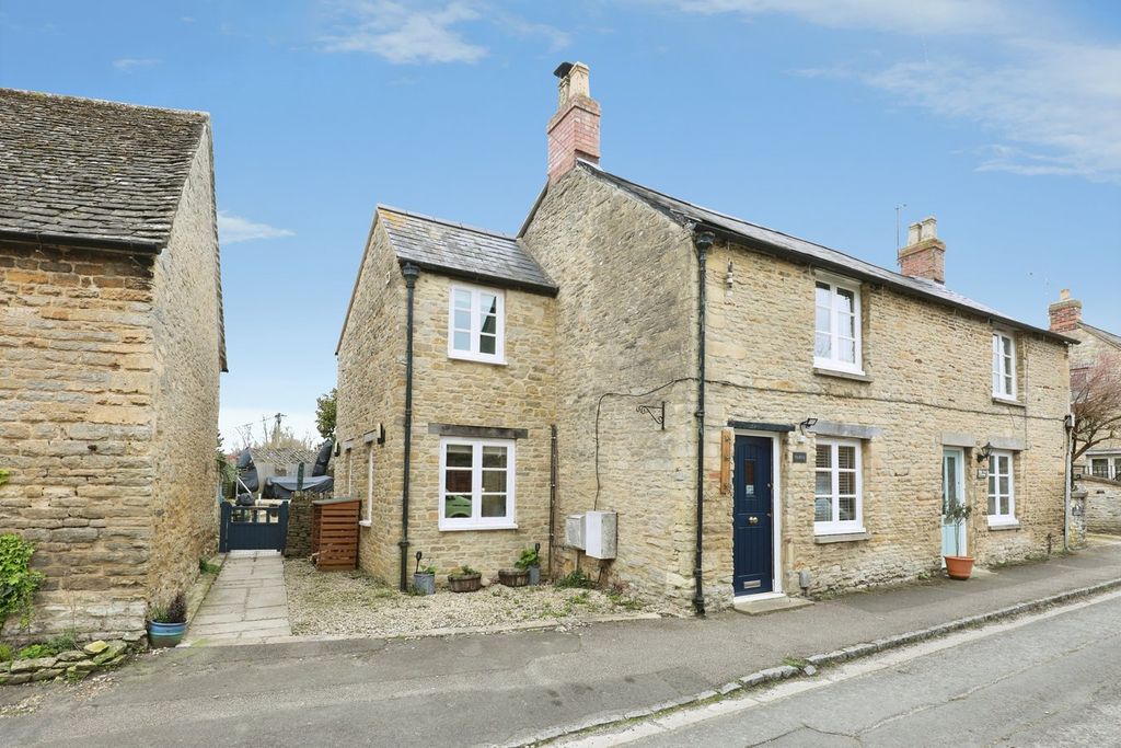 3 bed semi-detached house for saleChurch View, Bampton OX18