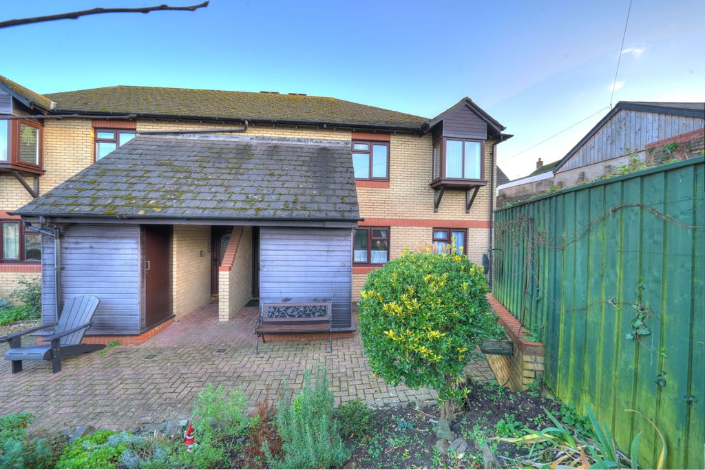 2 bed flat for saleNewport, Barnstaple EX32