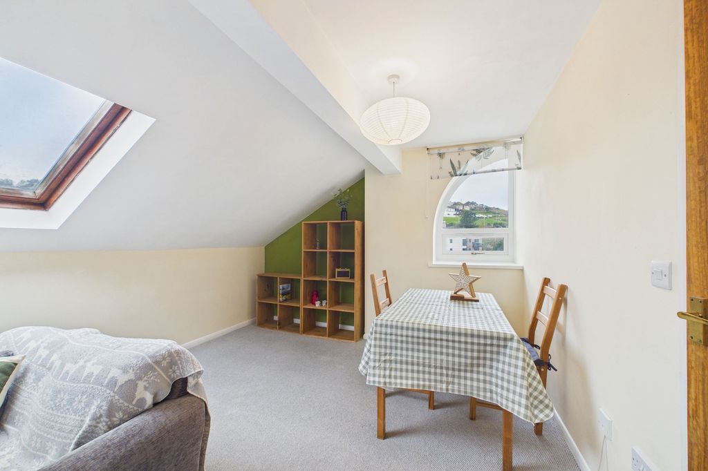 2 bed flat for saleWest Strand, Harbourside West Strand CA28 photo 4