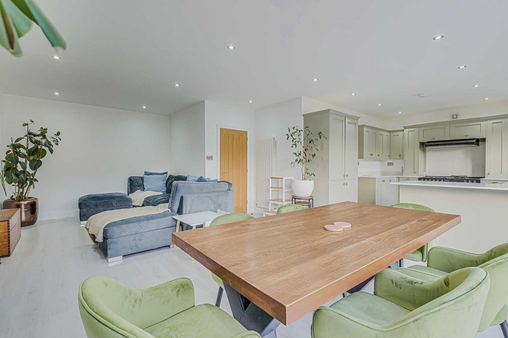 4 bed detached house for saleThundersley Park Road, Benfleet SS7 photo 2