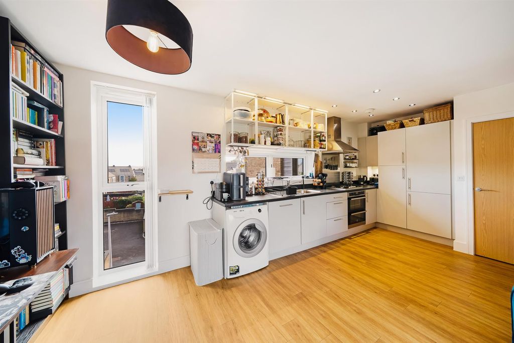 2 bed flat for saleFarnborough Road, Locking, Weston-Super-Mare BS24 photo 4
