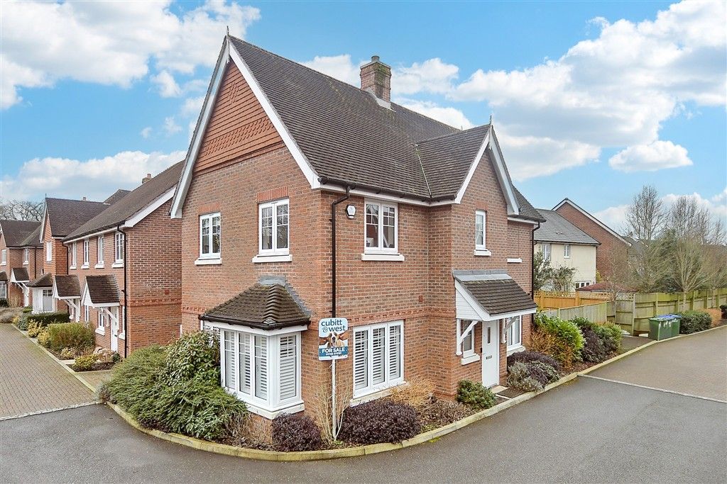 4 bed link detached house for saleStanley Mews, Billingshurst, West Sussex RH14