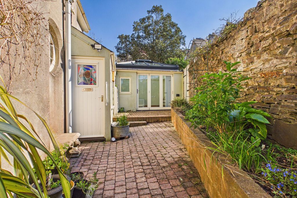 3 bed flat for saleStation Road, Beechcroft EX20 photo 4