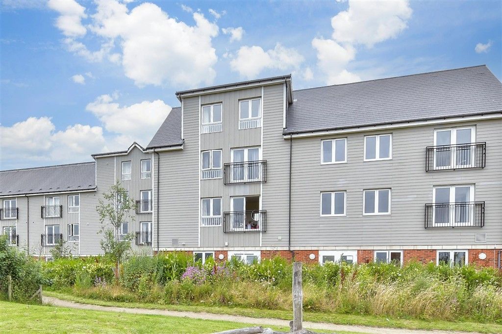 2 bed flat for salePilots View, Chatham, Kent ME4 photo 3