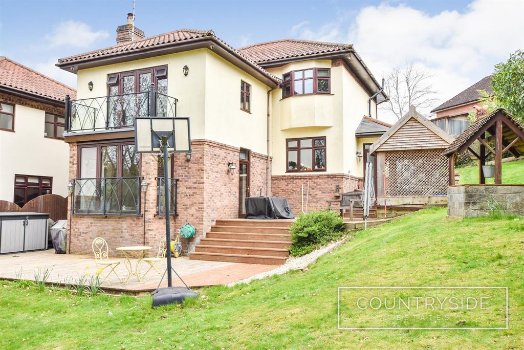 4 bed detached house for saleBadger Hall Avenue, Thundersley SS7